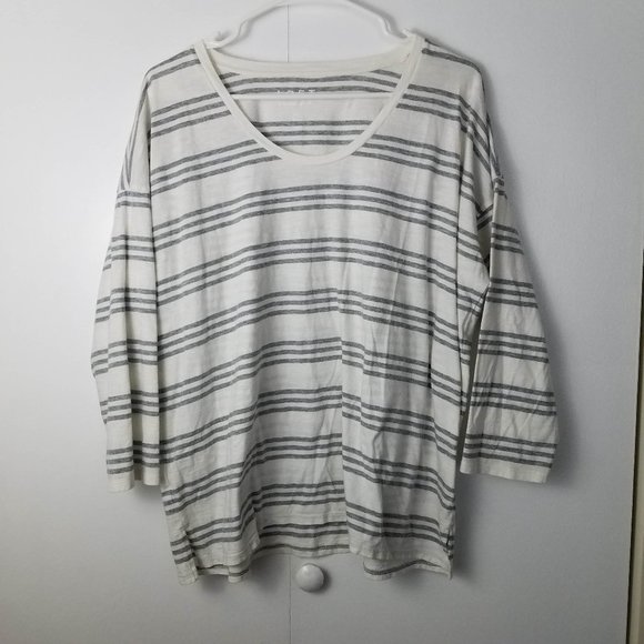 LOFT Tops - Ann Taylor LOFT XL Gray & White Scoop Neck Shirt